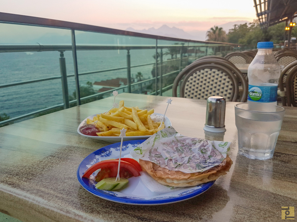 Günstiges Abendessen mit Aussicht in Antalya am Tophane Parki