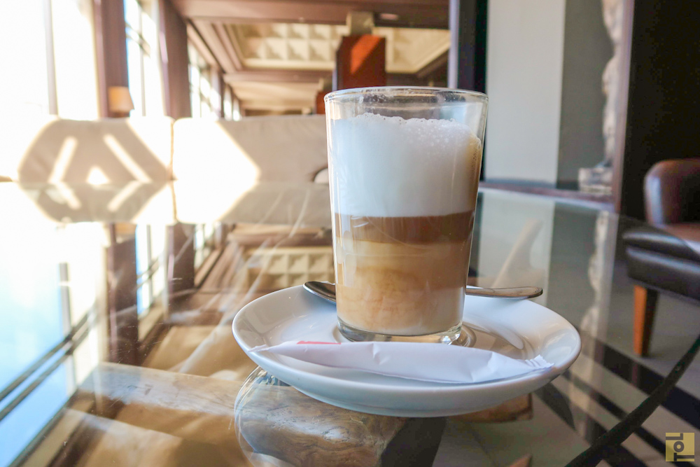Nous Nous, das marokkanische Kaffeegetränk, das Sie in Marokko unbedingt bestellen müssen