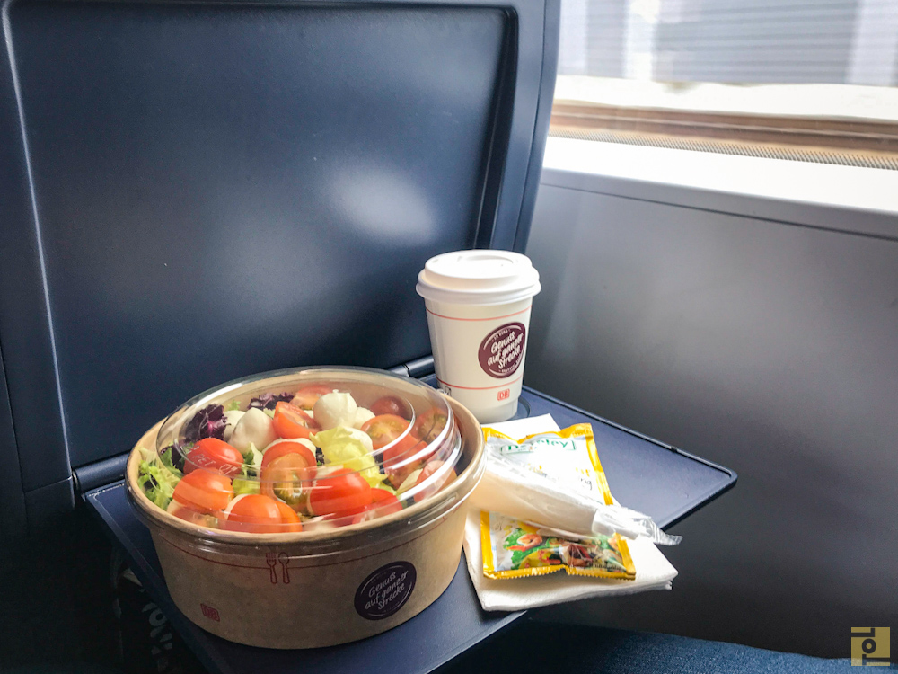 Salat und Kaffee am Sitzplatz der ICE Bordgastronomie im Zug der Deutschen Bahn