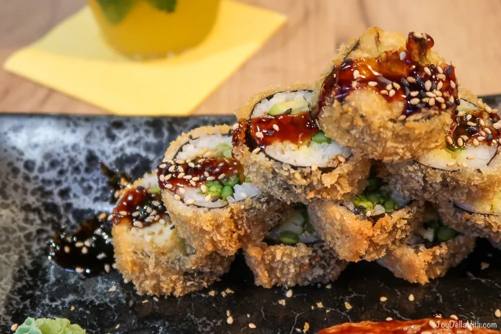Stapel frittiertes Sushi mit Teriyakisauce