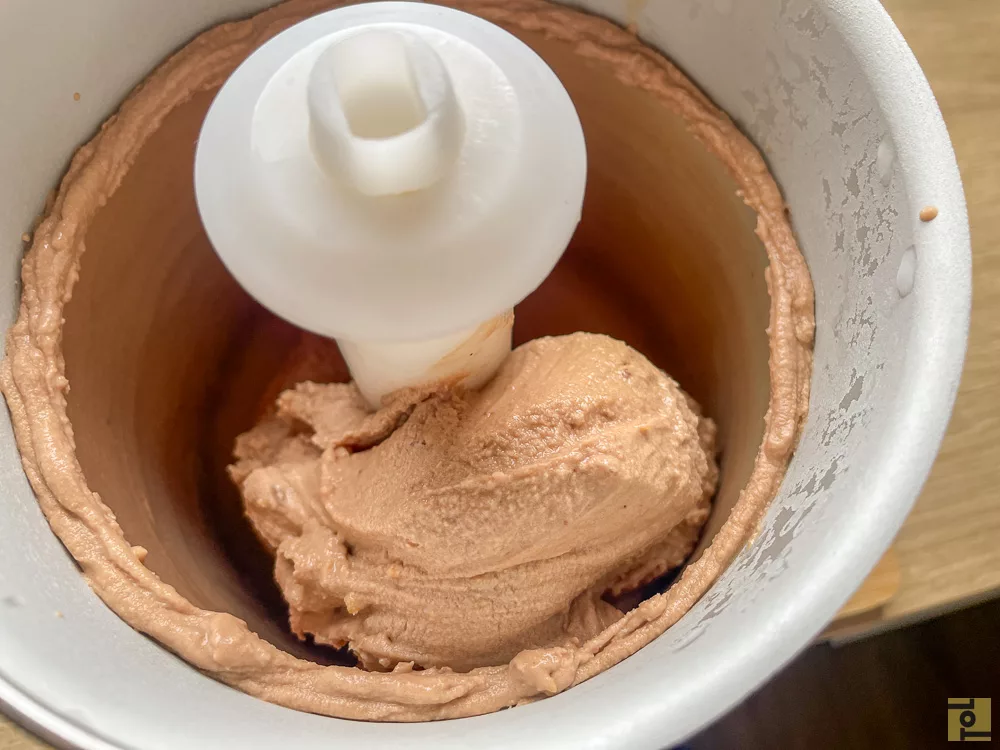 Selbstgemachtes Schokoeis mit Erdnussmus aus der Eismaschine – Rezept