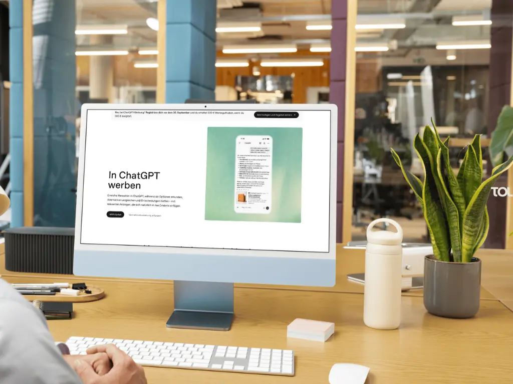 ChatGPT Werbung für lokale Unternehmen buchen: Lohnt sich das wirklich? 1 Ein Computermonitor auf einem Holzschreibtisch in einem modernen Büro zeigt eine Webseite mit dem Titel "In ChatGPT werben".