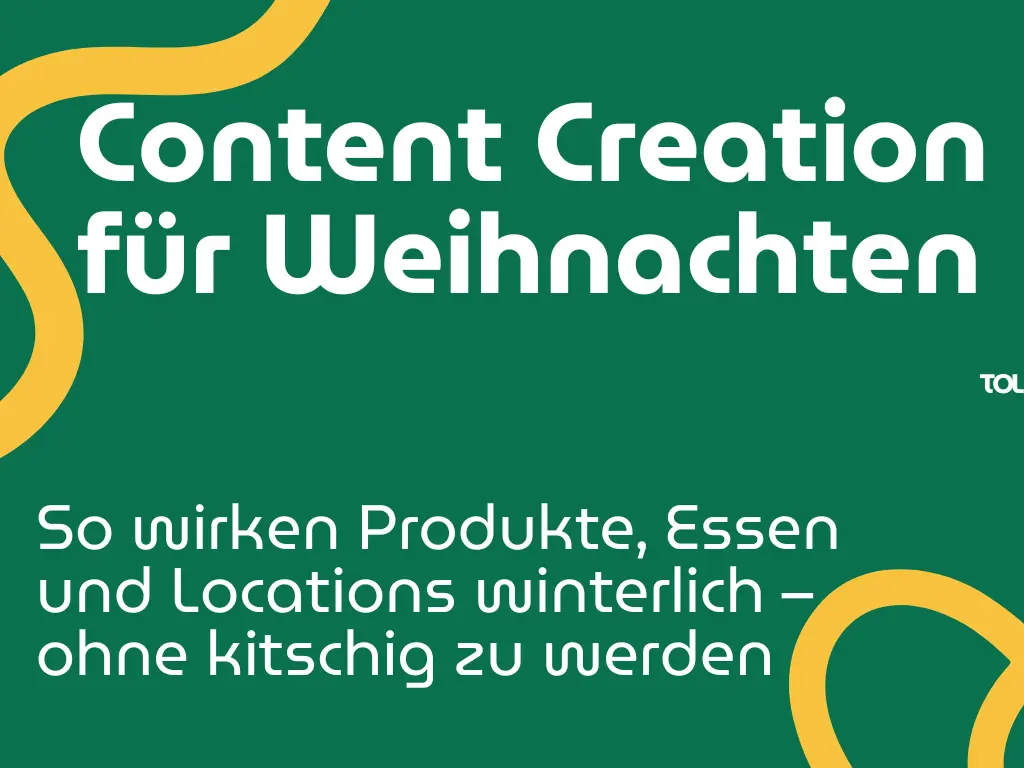 Content Creation für Weihnachten: So wirken Produkte, Essen und Locations winterlich – ohne kitschig zu werden 1 Titelgrafik für einen Blogpost auf tannengrünem Hintergrund mit gelben geschwungenen Linien. Der weiße Text lautet: „Content Creation für Weihnachten: So wirken Produkte, Essen und Locations winterlich – ohne kitschig zu werden“.