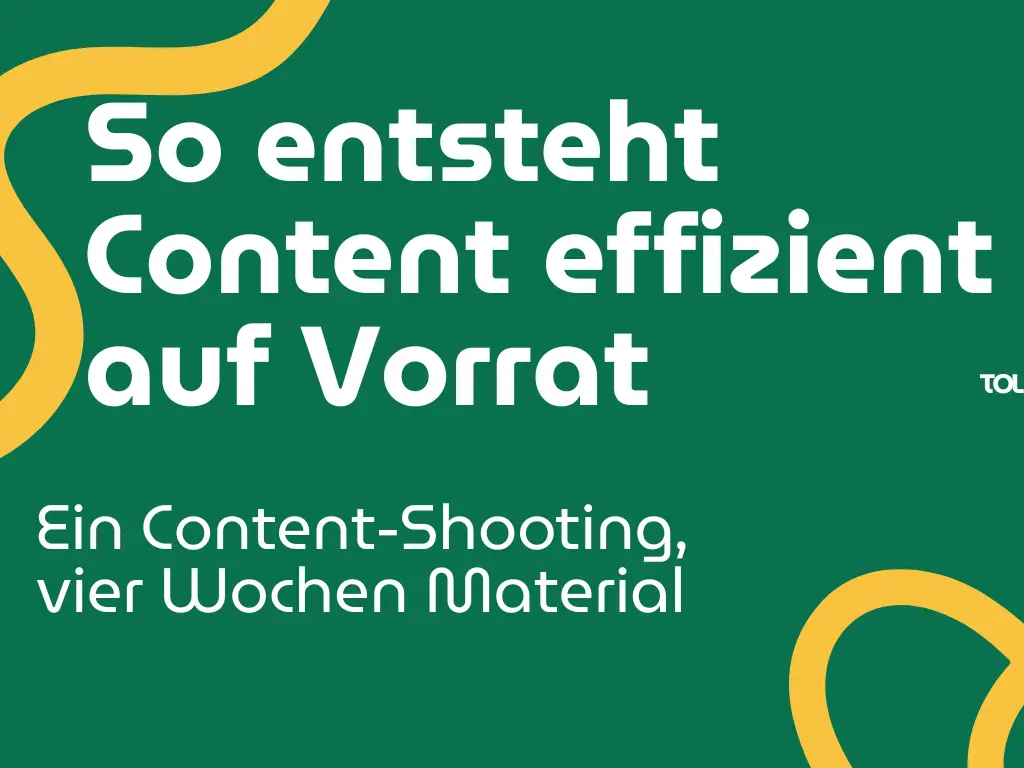 Ein Content-Shooting, vier Wochen Material: So entsteht Content effizient auf Vorrat 1 Titelgrafik auf tannengrünem Hintergrund mit gelben geschwungenen Linien. Der weiße Text lautet: „So entsteht Content effizient auf Vorrat – Ein Content-Shooting, vier Wochen Material“.